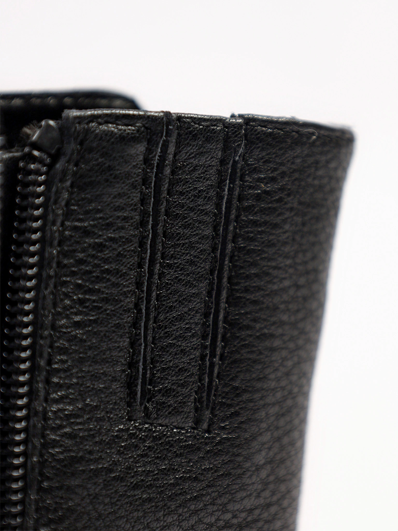 Ботинки черного цвета на среднем широком каблуке